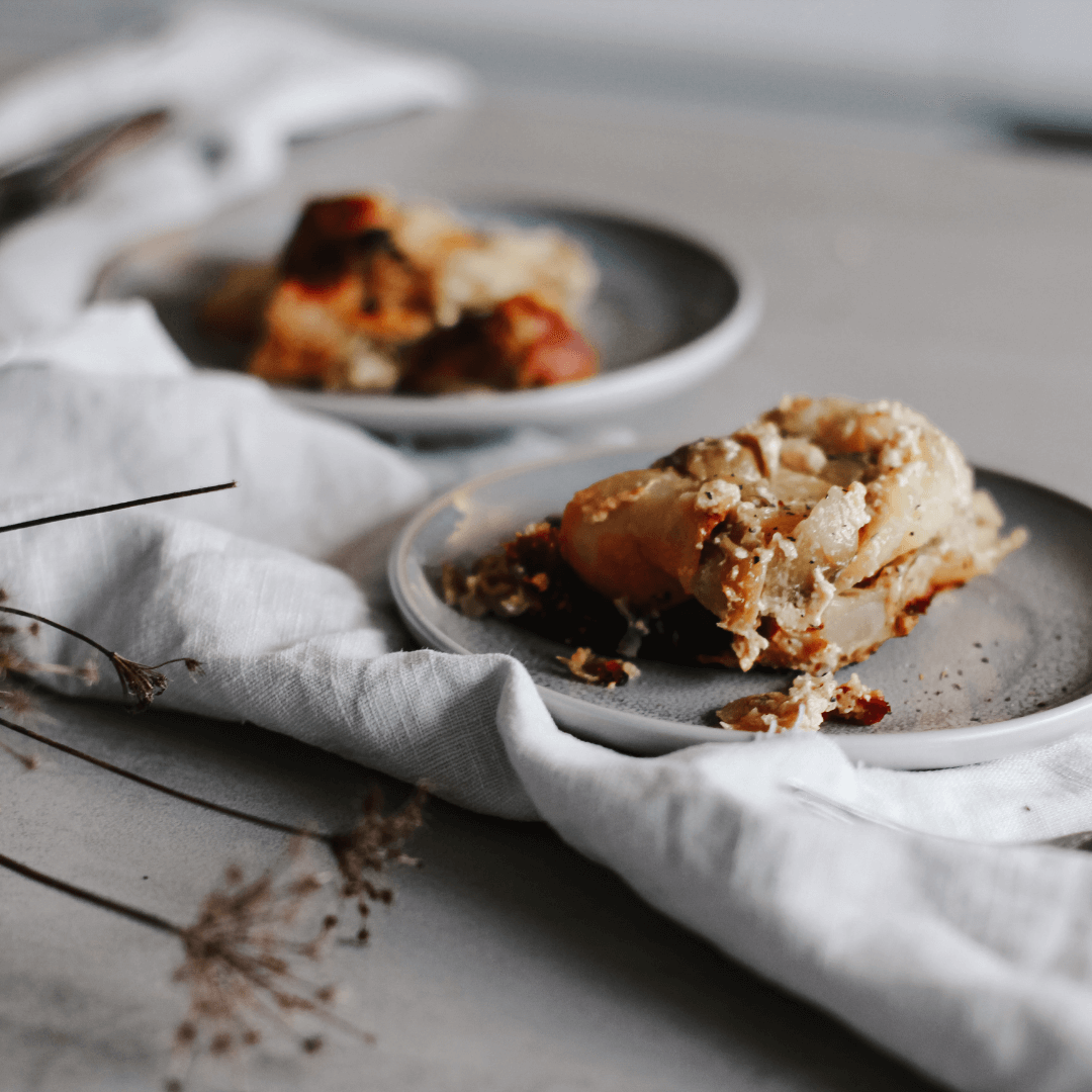 Teller mit Kartoffel Rosenkohl Auflauf. Einfaches Rezept ohne Vorkochen