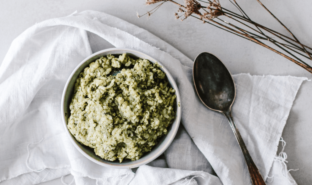 Schale gefüllt mit Spinat-Bärlauch-RIsotto