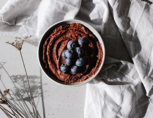 Schüssel mit veganer Schoko Hummus und Blaubeeren