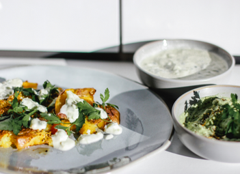 Gestampfte Ofenkartoffeln mit Avocadodip