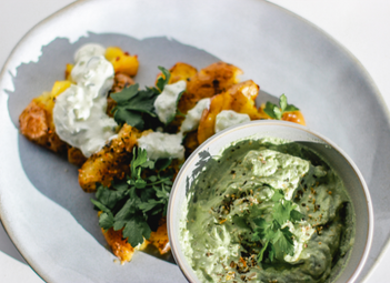 Gestampfte Ofenkartoffeln mit Avocadodip