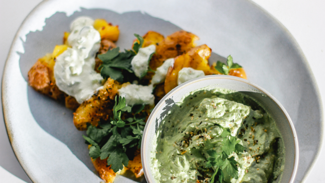 Gestampfte Ofenkartoffeln mit Avocadodip