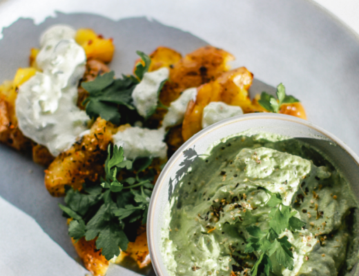 Gestampfte Ofenkartoffeln mit Avocadodip