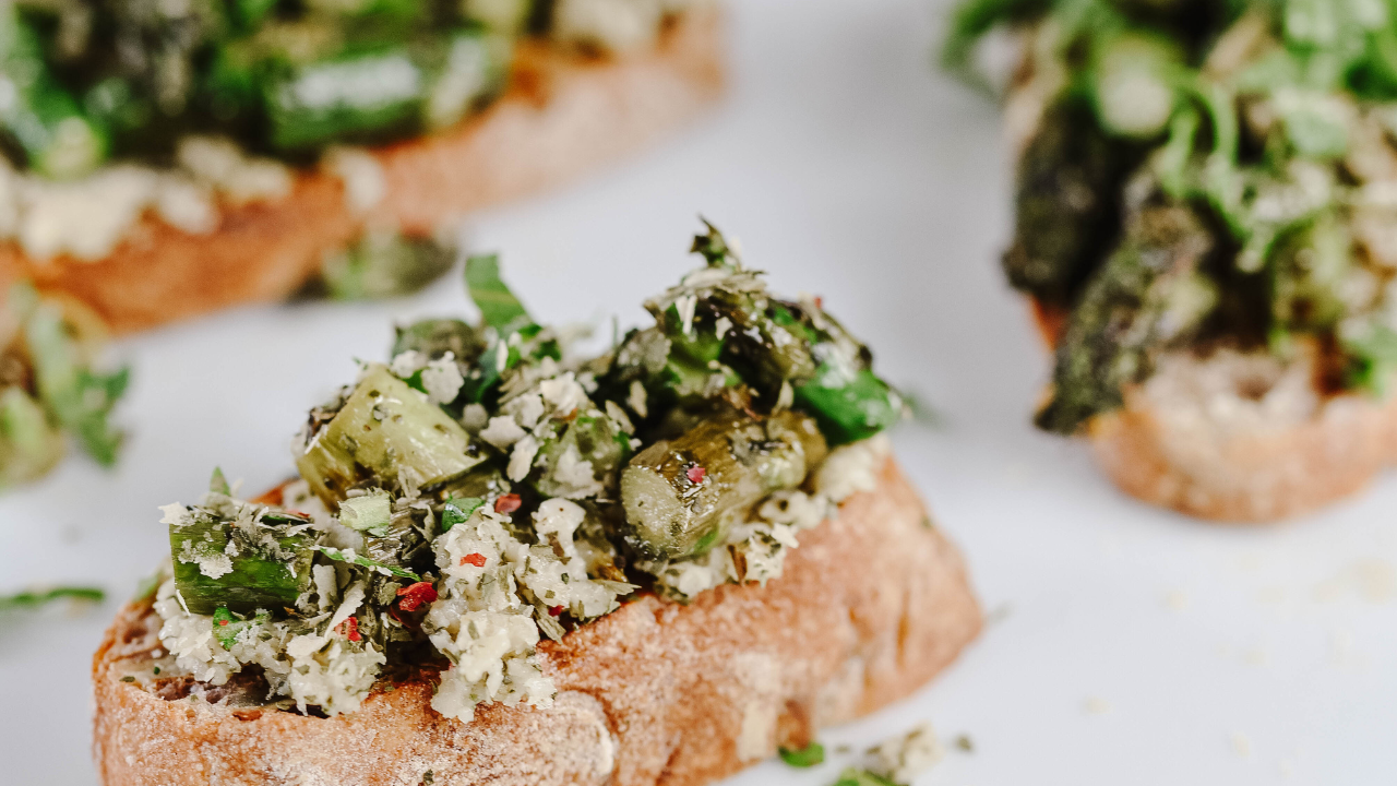 Leckere Frühlings-Bruschetta mit grünem Spargel - Tante Fine Leckere Frühlings-Bruschetta mit grünem Spargel - Tante Fine