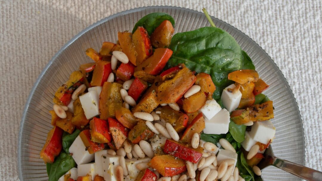 Kürbis-Gnocchi-Salat mit geröstetem Hokkaido, Babyspinat, veganem Feta-Dressing und Pinienkernen