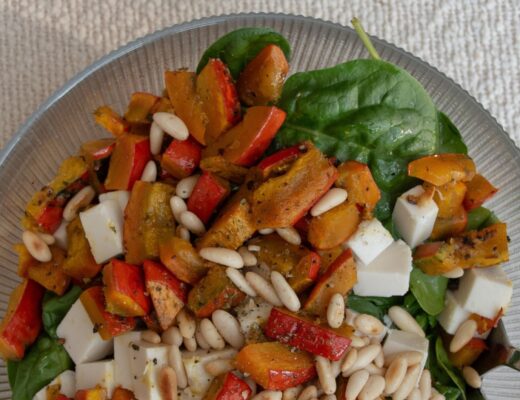 Kürbis-Gnocchi-Salat mit geröstetem Hokkaido, Babyspinat, veganem Feta-Dressing und Pinienkernen